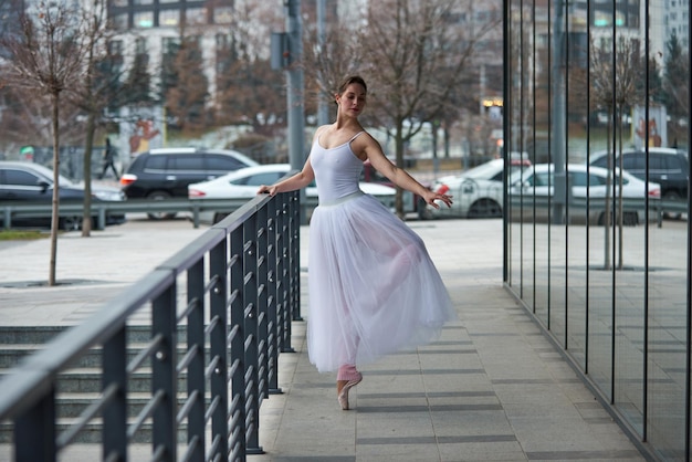 Hermosa bailarina bailando en la ciudad.