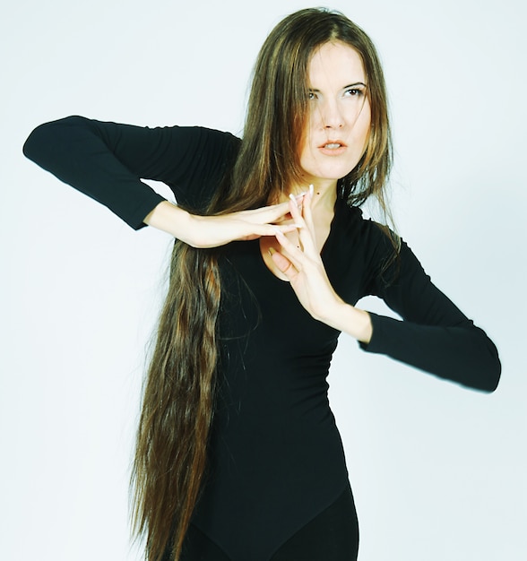 Hermosa bailarina con baile de pelo largo en estudio