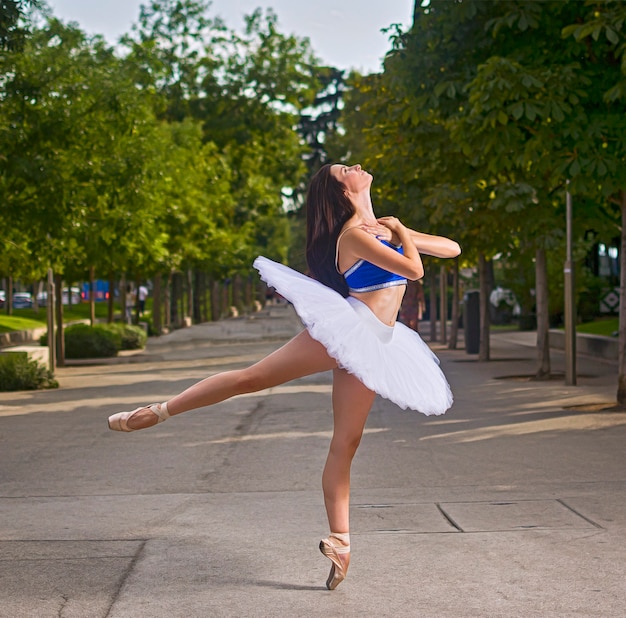 Hermosa bailarina de ballet bailarina al aire libre