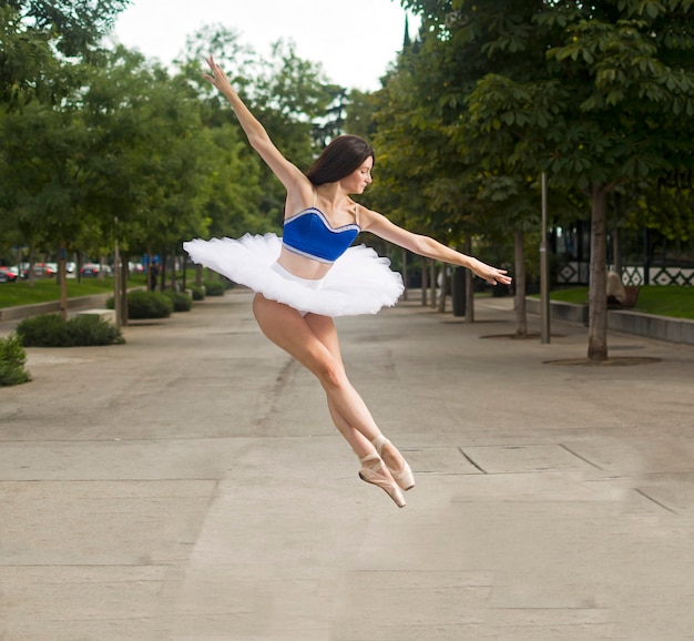 Hermosa bailarina de ballet bailarina al aire libre