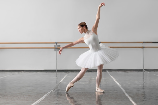 Hermosa bailarina de ballet femenino en clase