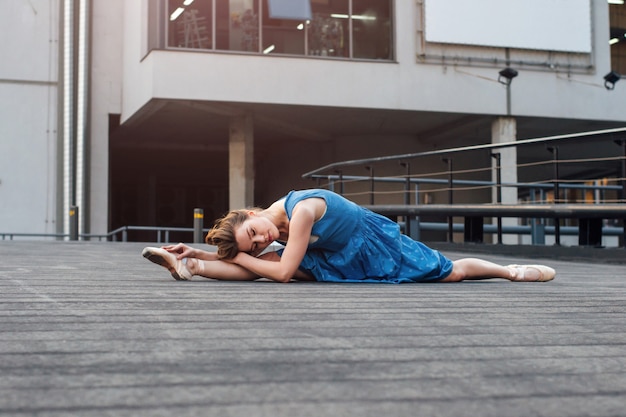 Foto hermosa bailarina contemporánea realizando split.