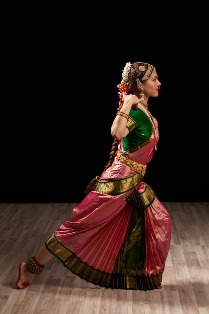 Hermosa bailarina de danza india Bharatanatyam