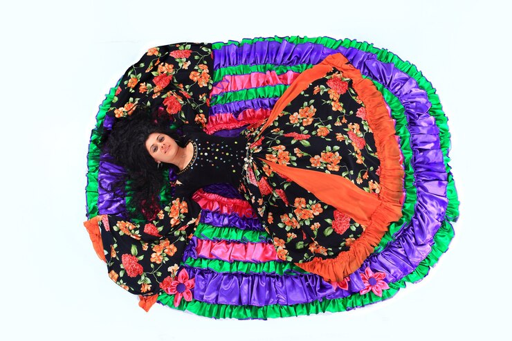 Foto hermosa bailarina gitana realiza la danza nacional