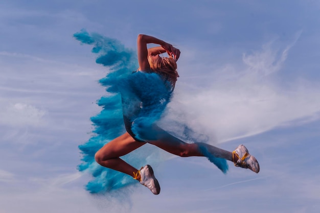 Hermosa bailarina con polvo de color