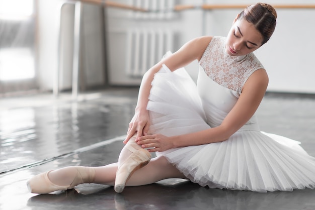 Hermosa bailarina posando en clase de ballet