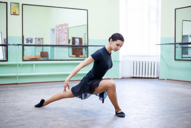 Hermosa bailarina practicando nuevos movimientos preparándose para una actuación