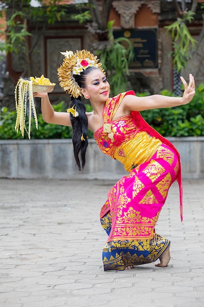 Foto una hermosa bailarina realizando la danza tradicional balinesa