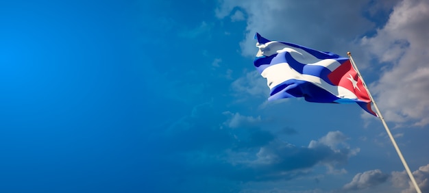 Foto hermosa bandera del estado nacional de cuba en el cielo azul