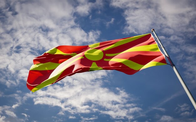 Hermosa bandera del estado nacional de Macedonia ondeando en el cielo azul