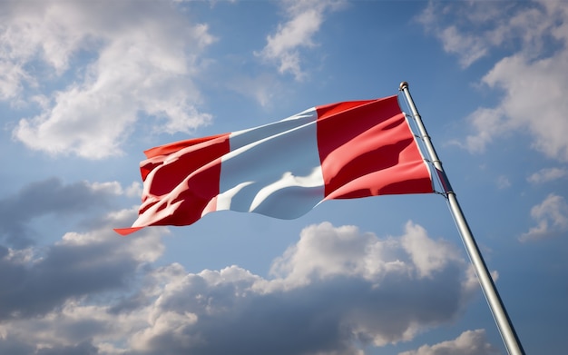 Hermosa bandera del estado nacional de Perú ondeando en el cielo azul