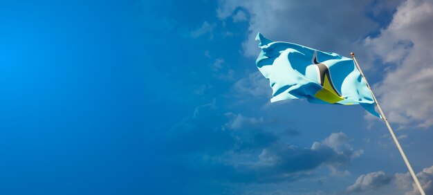 Hermosa bandera del estado nacional de Santa Lucía en el cielo azul