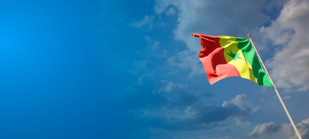 Hermosa bandera del estado nacional de Senegal en el cielo azul