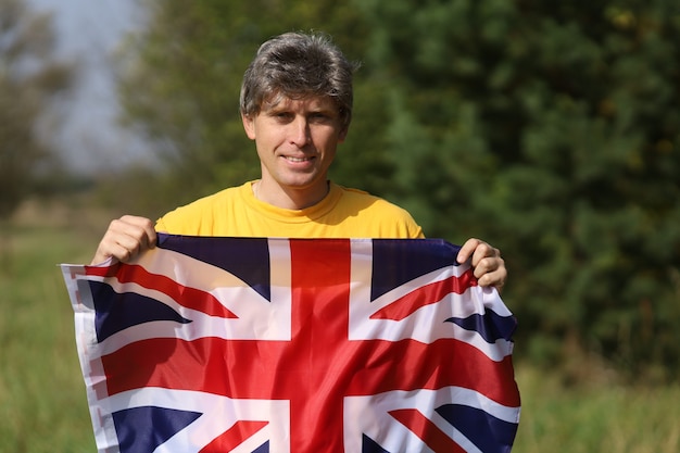 Hermosa bandera de Gran Bretaña en manos de un hombre