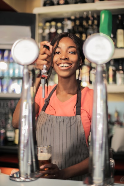 Hermosa barman afro