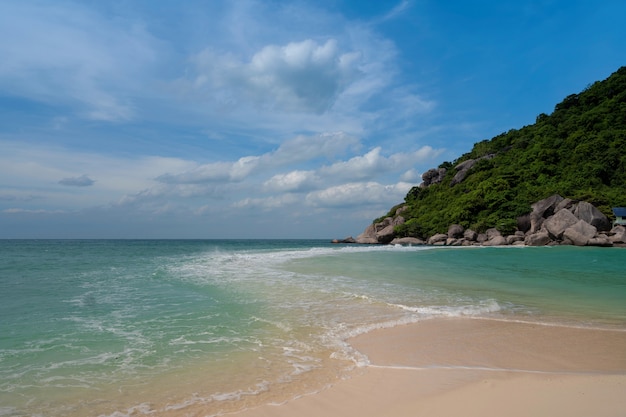 Hermosa barra de arena en la playa con el cielo y el mar azul en las islas de Koh Nangyaun, provincia de Surat Thani, Tailandia