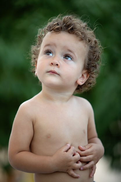 Cara Del Niño Lindo Hermoso Del Bebé Con El Pelo Rizado. Fotos, retratos,  imágenes y fotografía de archivo libres de derecho. Image 81285507