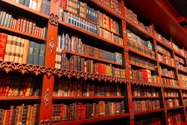 Foto hermosa biblioteca antigua vintage con libros y escaleras literatura ciencia y aprendizaje