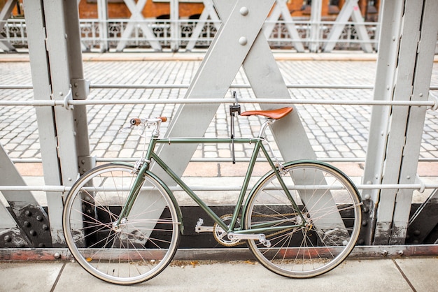 Hermosa bicicleta retro cerca del viejo puente de hierro