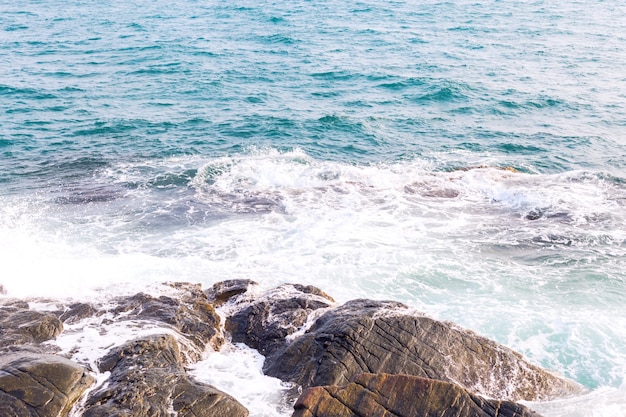 Hermosa Blue Ocean Wave y piedra