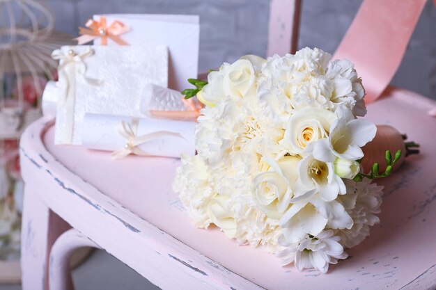 Hermosa boda bodegón con ramo en silla de madera