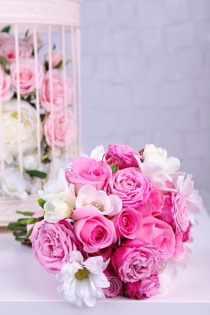 Hermosa boda bodegón con ramo sobre fondo de pared gris