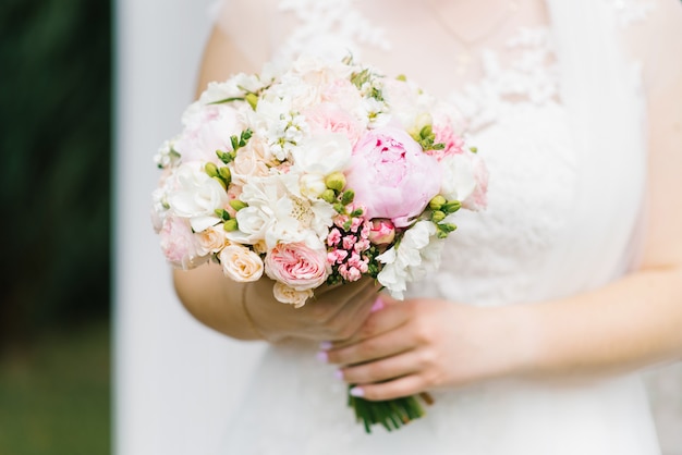 Foto hermosa boda delicado ramo de novia en manos de la novia de cerca