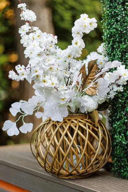 Hermosa boda con flores blancas Lugar para la ceremonia de la boda en el jardín al aire libre copia espacio