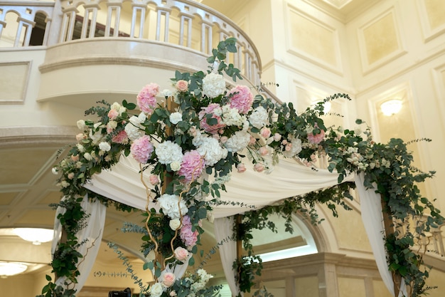 Hermosa boda huppah decorada con flores frescas frescas