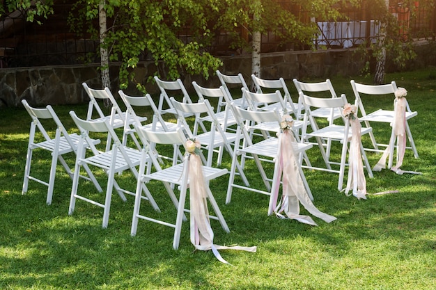 Hermosa boda organizada. Ceremonia de boda en el jardín.