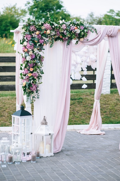 Hermosa boda organizada. Ceremonia de la boda