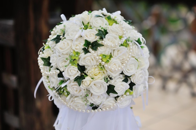 Hermosa boda ramo de flores en camino de madera