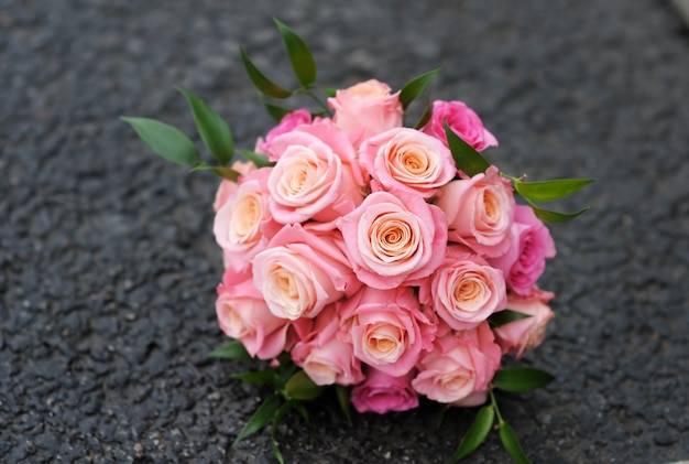 Hermosa boda ramo de flores (hecho de rosas) en la oscuridad