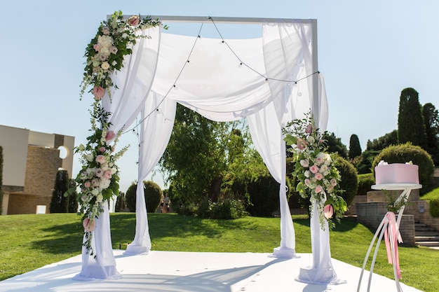 Hermosa boda saliente establecida. Judío Hupa en ceremonia de boda romántica. Decoración de la boda