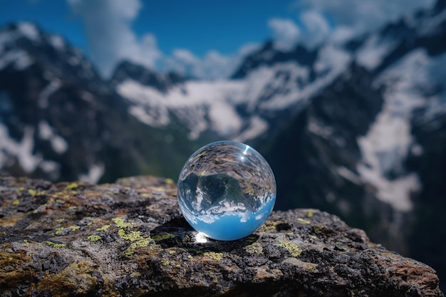 Hermosa bola de cristal esférica con majestuosas montañas caucásicas