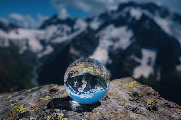 Hermosa bola de cristal esférica con majestuosas montañas caucásicas