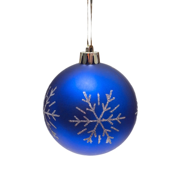 Hermosa bola de Navidad azul aislado sobre fondo blanco.