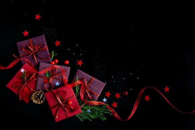 Hermosa brillante composición de navidad y año nuevo de regalos sobre un fondo negro copia plana endecha spa spa ...