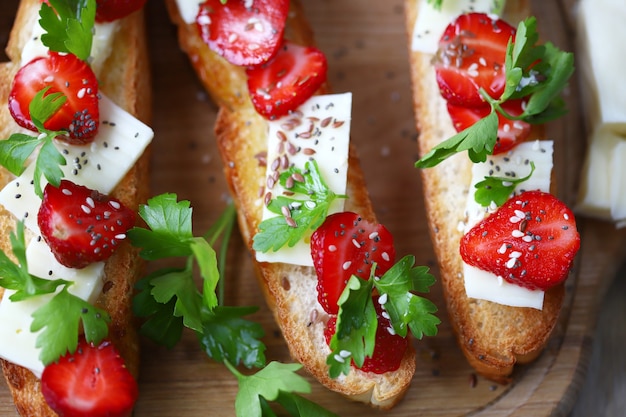 Hermosa bruschetta con fresas y queso