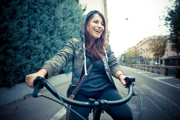 hermosa cabeza roja mujer en bicicleta