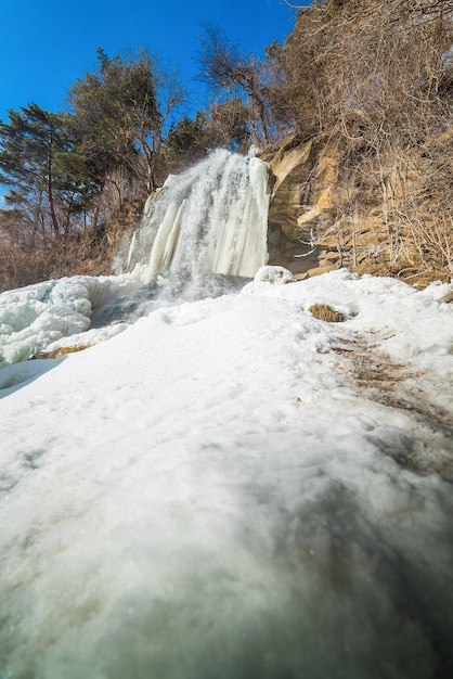 Hermosa caída de hielo en Nagano, Japón