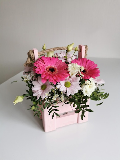 Hermosa caja de flores rosas con crisantemos gerberas eustoma