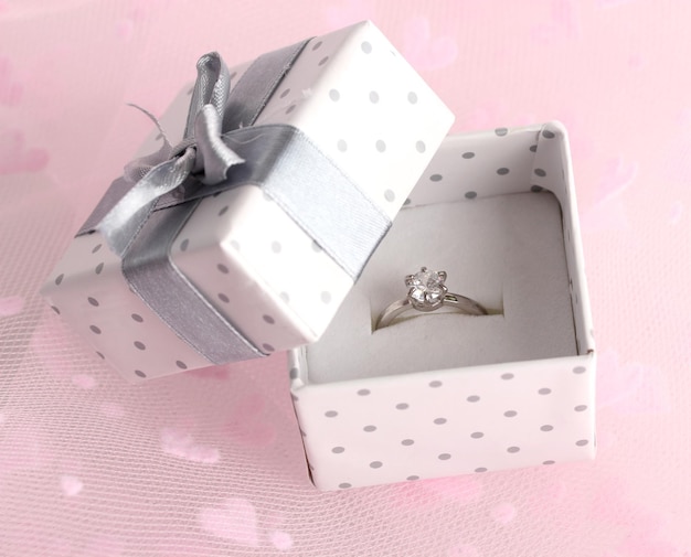 Hermosa caja con fondo rosa anillo de bodas