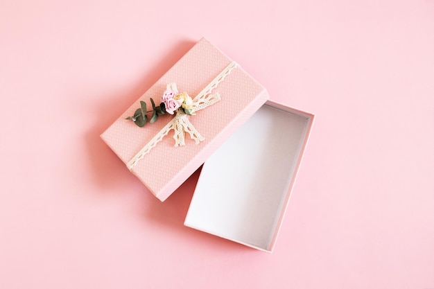 Hermosa caja de regalo rosa abierta vacía aislada sobre fondo pastel Regalo para vacaciones cumpleaños Boda Día de la madre Día de San Valentín Día de la mujer Espacio de copia Vista superior plana