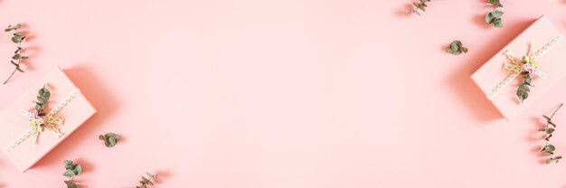 Hermosa caja de regalo rosa aislada sobre fondo pastel Regalo para vacaciones cumpleaños Boda Día de la madre Día de San Valentín Día de la mujer Espacio de copia Vista superior plana Lay Banner