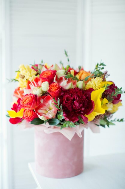 Una hermosa caja de regalos con flores.