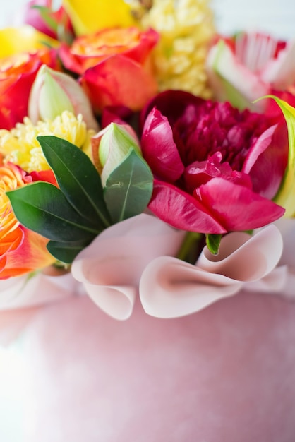 Una hermosa caja de regalos con flores.