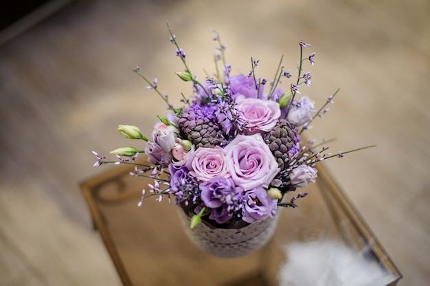 Hermosa caja vintage de flores de color violeta