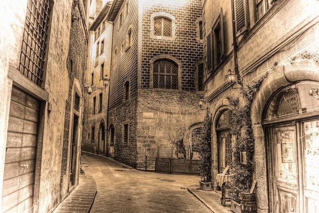 Hermosa calle angosta en Florencia en tono sepia Italia