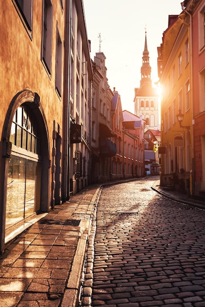 Hermosa calle con arquitectura antigua en el casco antiguo de Tallin, Estonia. Destino de viaje famoso